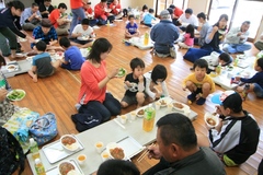 田植えのあとはカレーで昼食交流会