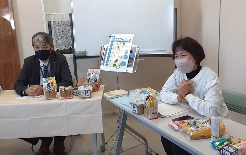 お味噌のオンライン学習会ではお味噌についてキンコー醤油の竹之内さん(写真左)からお味噌について基本の学習