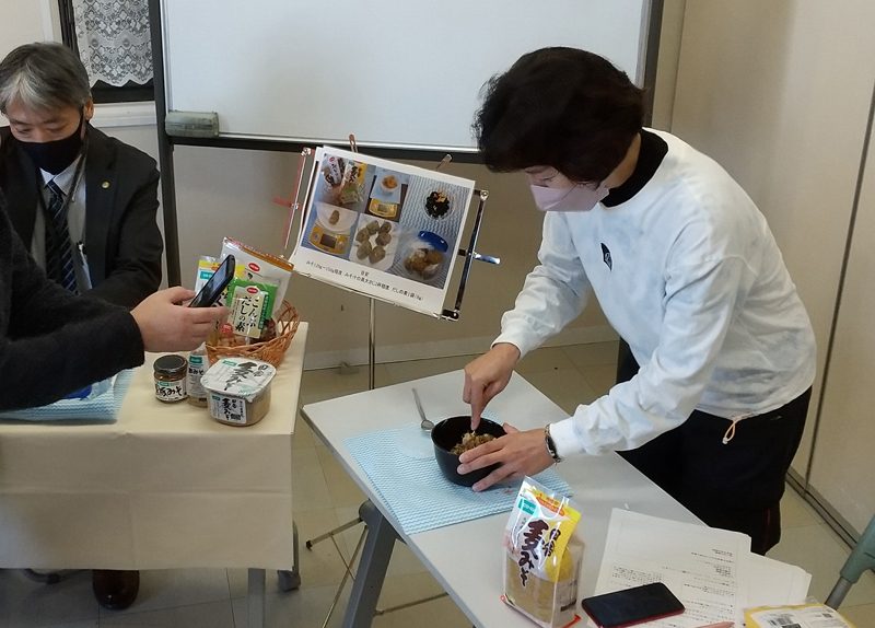 カメラの前でみそ玉つくりを司会の高司さんも実践