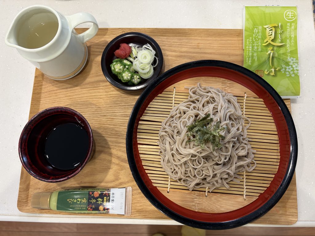 しぶしの夏そばに季節の薬味を添えて☺️