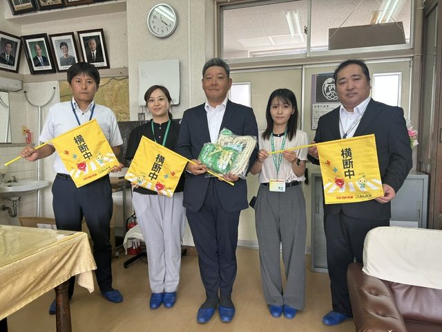 西田小学校へ横断旗と長縄の寄贈を行いました